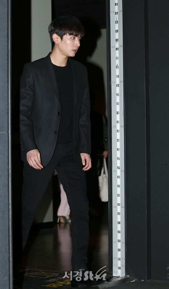 배우 지윤호가 6일 오후 서울 용산구 CGV 용산 아이파크몰에서 열린 영화 ‘환절기(감독 이동은)’ 언론시사회에 등장하고 있다.