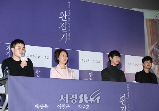 이동은 감독(왼쪽부터), 배우 배종옥, 이원근, 지윤호가 6일 오후 서울 용산구 CGV 용산 아이파크몰에서 열린 영화 ‘환절기(감독 이동은)’ 언론시사회에 참석하고 있다.