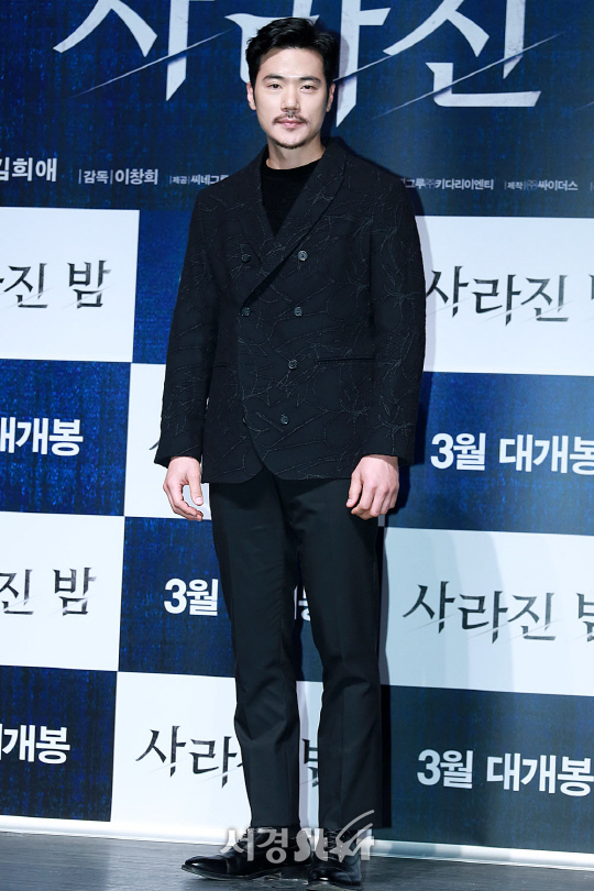 배우 김강우가 6일 오후 서울 강남구 압구정 CGV에서 열린 영화 ‘사라진 밤’ 제작보고회에 참석해 포토타임을 갖고 있다.
