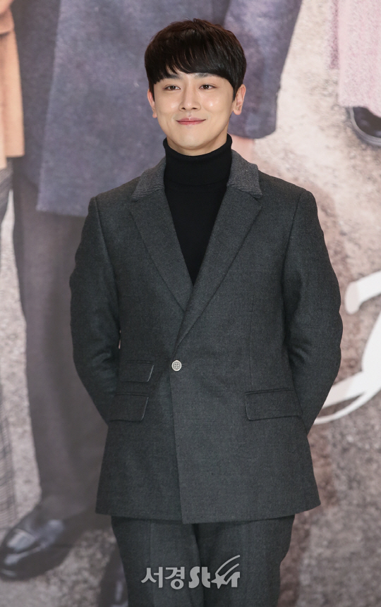 배우 장재호가 6일 오후 서울 영등포구 타임스퀘어 아모리소홀에서 열린 KBS 2TV TV소설 ‘파도야 파도야’ 제작발표회에 참석해 포토타임을 갖고 있다.