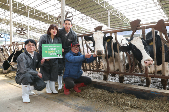 SK텔레콤은 남양유업 및 유라이크코리아와 손잡고 사물인터넷(IoT) 기반의 가축 관리서비스인 ‘라이브케어(Live Care)’를 충남 부여의 남양유업 성동목장에 도입한다고 6일 밝혔다. /사진제공=SK텔레콤