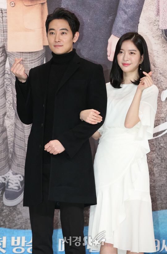 배우 김견우, 조아영이 6일 오후 서울 영등포구 타임스퀘어 아모리소홀에서 열린 KBS 2TV TV소설 ‘파도야 파도야’ 제작발표회에 참석해 포토타임을 갖고 있다.