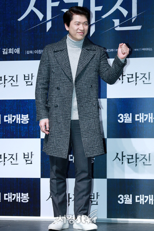 배우 김상경이 6일 오후 서울 강남구 압구정 CGV에서 열린 영화 ‘사라진 밤’ 제작보고회에 참석해 포토타임을 갖고 있다.