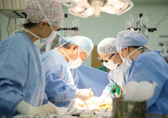 서울아산병원의 한덕종(왼쪽 두번째) 교수 등 의료진이 신장이식 수술을 하고 있다. /사진제공=서울아산병원