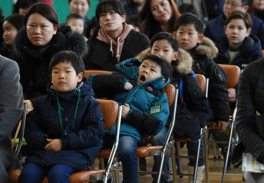 정부가 자녀 돌봄 부담을 덜어주기 위해 입학기 10시 출근제도와 자녀돌봄휴가 제도를 신설한다. 사진은 서울의 한 초등학교 입학식 모습./서울경젱DB