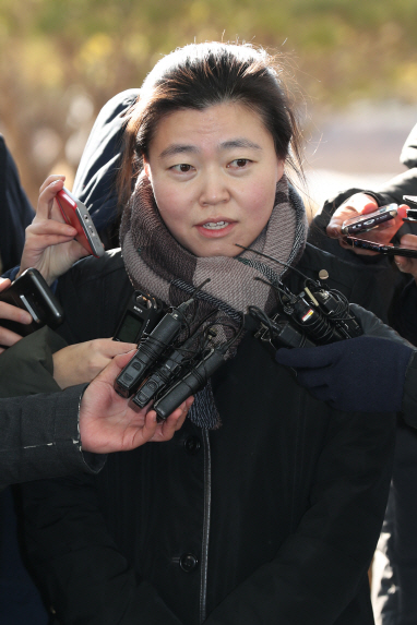 임은정 검사가 6일 서울 송파구 동부지검에 참고인 진술을 위해 출두하며 취재진의 질문에 답하고 있다. /연합뉴스