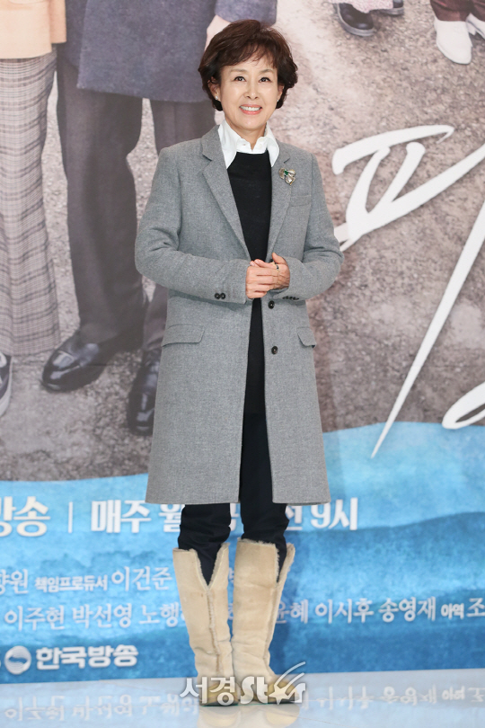 배우 이경진이 6일 오후 서울 영등포구 타임스퀘어 아모리소홀에서 열린 KBS 2TV TV소설 ‘파도야 파도야’ 제작발표회에 참석해 포토타임을 갖고 있다.