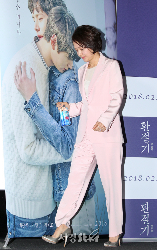 배우 배종옥이 6일 오후 서울 용산구 CGV 용산 아이파크몰에서 열린 영화 ‘환절기(감독 이동은)’ 언론시사회에 참석하고 있다.