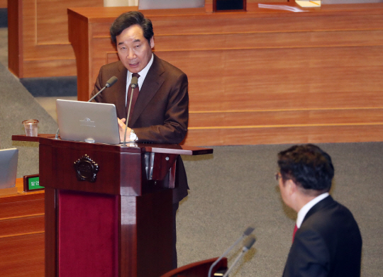 이낙연(왼쪽) 국무총리가 6일 오후 국회 본회의에서 이종구 자유한국당 의원의 질문에 답하고 있다./연합뉴스