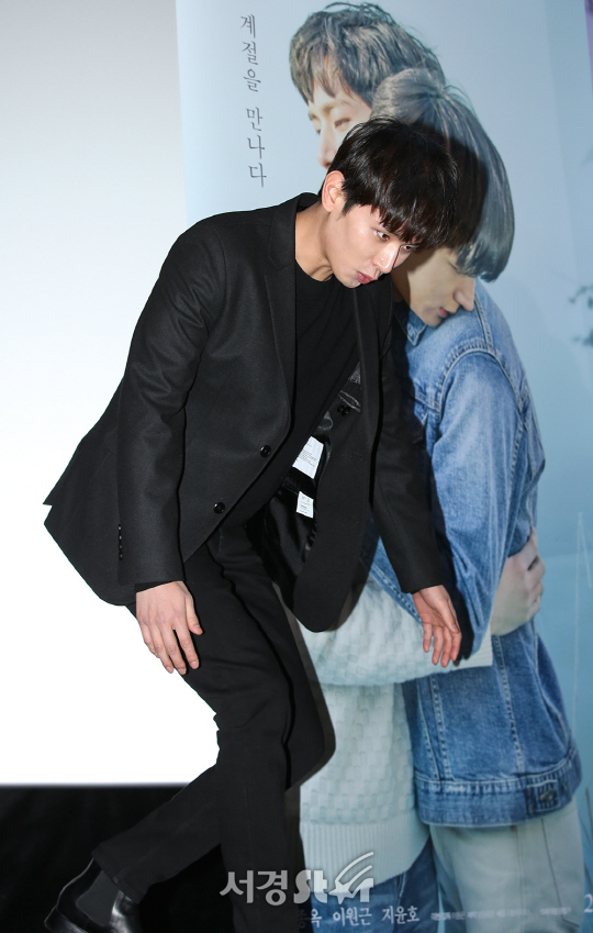 배우 지윤호가 6일 오후 서울 용산구 CGV 용산 아이파크몰에서 열린 영화 ‘환절기(감독 이동은)’ 언론시사회에 참석하고 있다.