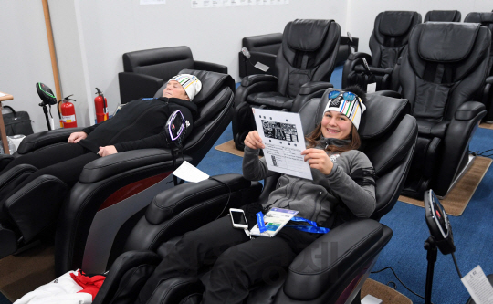 오스트리아 선수들이 평창선수촌에 마련된 안마의자에서 휴식을 취하고 있다. /평창=권욱기자