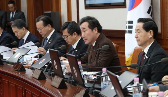 이낙연 국무총리가  6일 오전 서울 세종로 정부서울청사에서 열린 국무회의에서 발언 하고 있다. /연합뉴스