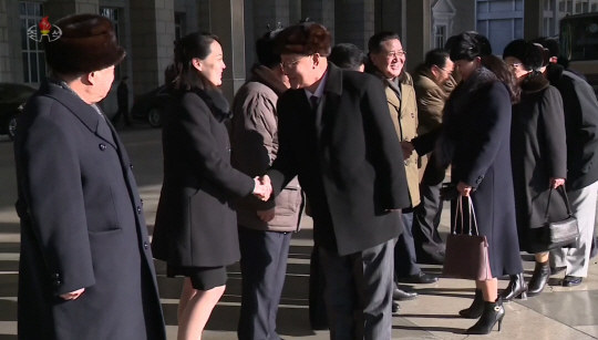 김정은 노동당 위원장의 여동생인 김여정(왼쪽 두번째) 당 부부장이 5일 평양에서 북한예술단을 인솔하는 권혁봉 문화성 국장과 악수를 나누고 있다. 북한 조선중앙TV는 6일 남쪽을 방문하는 북한 예술단이 전날 평양을 출발하는 모습의 영상을 공개했다. /연합뉴스