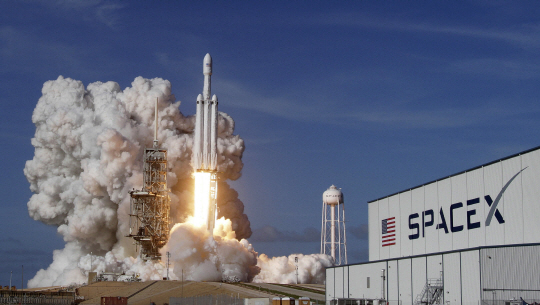 스페이스X의 초중량 팰컨 헤비 로켓이 6일(현지시간) 미 플로리다주 케네디 우주센터 39번 발사대에서 발사되고 있다. /플로리다=AP연합뉴스