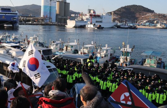 지난 6일 북한 만경봉 92호가 묵호항 부두에 입항하고 있는 가운데 보수단체들이 입항에 반대하며 시위를 벌였다./연합뉴스