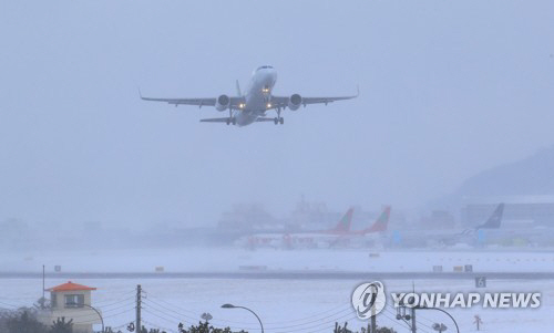 6일 제주국제공항에 강한 바람과 함께 폭설이 내려 활주로가 한때 폐쇄돼 항공편이 결항하고 회항하는 등 운항에 차질이 빚어졌다. /연합뉴스