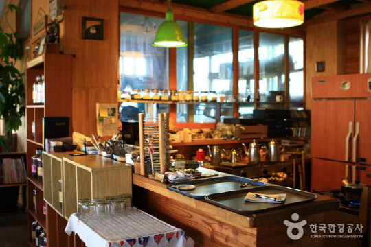 강릉 안목 카페거리에 있는 한 카페.
