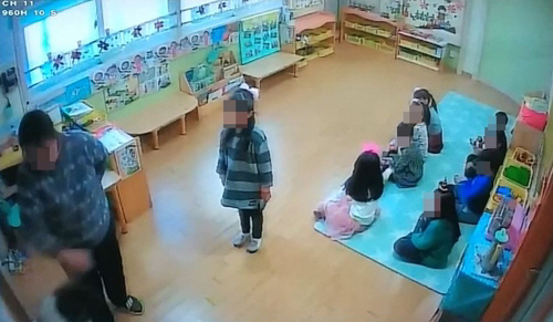 6살 아이들을 수차례 폭행한 보육교사들이 경찰에 입건됐다./연합뉴스