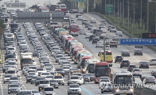부산시가 15일부터 17일까지 설 연휴 사흘간 부산지역 모든 유료도로를 무료 개방한다./연합뉴스
