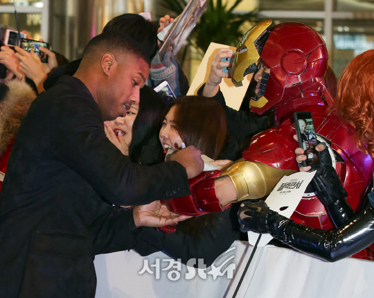 [포토톡] 한국 찾은 '블랙 팬서', 레드보다 강렬한 '블랙' 카펫