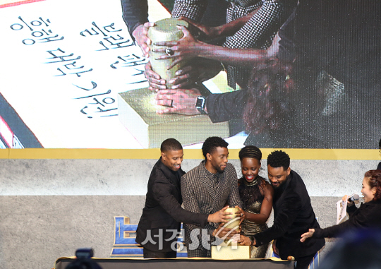 [포토톡] 한국 찾은 '블랙 팬서', 레드보다 강렬한 '블랙' 카펫