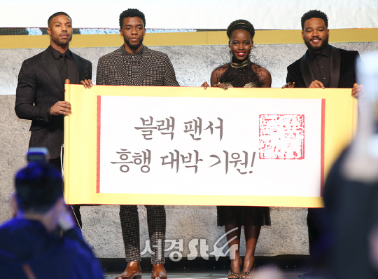 [포토톡] 한국 찾은 '블랙 팬서', 레드보다 강렬한 '블랙' 카펫