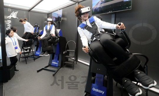 7일 강릉올림픽파크내 삼성 올림픽 쇼케이스에서 스태프들이 4D VR 체험을 하고있다./강릉=권욱기자