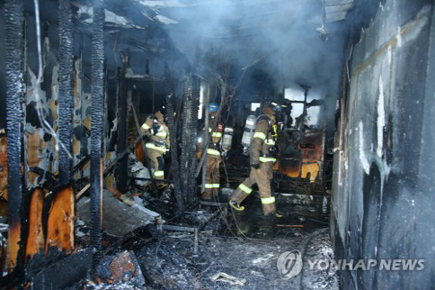 지난달 26일 오전 7시 30분께 경남 밀양시 가곡동 세종병원에서 불이 나 소방대원이 화재원인을 조사하고 있다. /연합뉴스