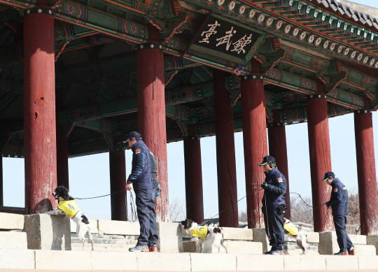 목조문화재 위협하는 흰개미를 찾아라      (수원=연합뉴스) 홍기원 기자 = 7일 오전 경기도 수원시 세계문화유산 화성(華城) 동장대에서 흰개미 탐지견들이 목조문화재를 위협하는 흰개미 탐지활동을 하고 있다.       에버랜드가 위탁 운영 중인 에스원탐지견센터와 문화재청 산하의 국립문화재연구소는 6일부터 사흘간 경기도 수원, 여주, 안성 등 주요 목조문화재 10여곳에서 흰개미 탐지활동을 실시한다. 2018.2.7      xanadu@yna.co.kr  (끝)      <저작권자(c) 연합뉴스, 무단 전재-재배포 금지>