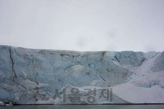 지난 달 27일(현지시간) 남극 세종과학기지에서 1시간 거리에 위치한 포터 소만의 포케이드 빙하 모습. /남극 세종과학기지=강광우기자