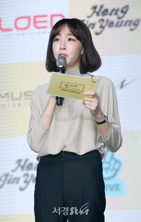 작사가 김이나가 7일 오후 서울 마포구 무브홀에서 열린 디지털 싱글 ‘잘가라’ 발매 기념 쇼케이스에 참석해 사회를 보고 있다.