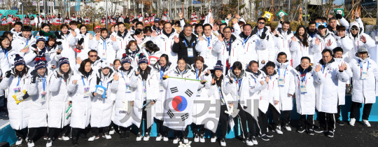 2018평창동계올림픽에서 종합 4위를 목표로 세운 대한민국 선수단이 대회 개막을 이틀 앞둔 7일 오전 강릉 올림픽선수촌에서 입촌식을 갖고 선전을 다짐하며 파이팅을 외치고 있다.  /강릉=권욱기자