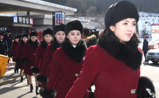 북한 응원단원들이 7일 강원도로 가던 중 경기도 가평휴게소에서 휴식을 취하기 위해 이동하고 있다. 이날 오전 경의선 육로로 입경한 이들은 응원을 잘 준비했느냐는 질문에 “기존에 없던 것을 보여주겠다. 보시면 안다”고 말했다.  /가평=권욱기자