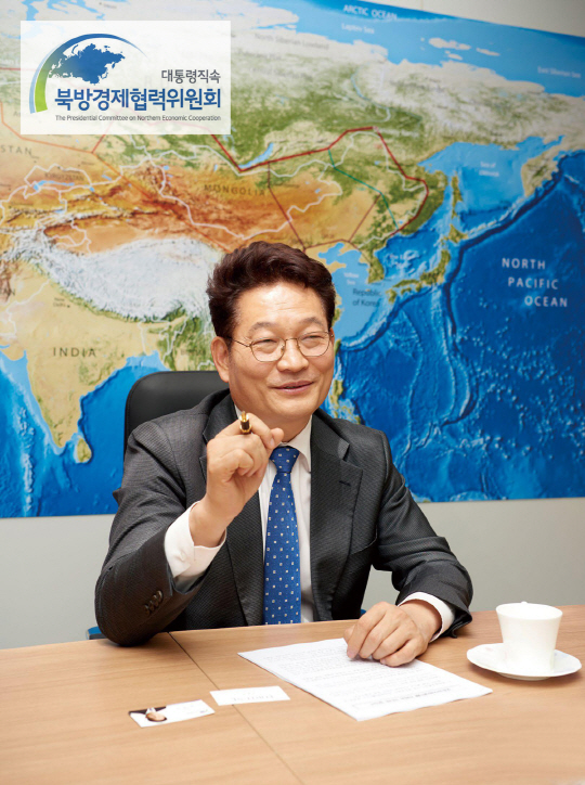 송영길 북방경제협력위원장이 집무실에서 인터뷰를 하며 신북방정책의 비전과 전략을 설명하고 있다.