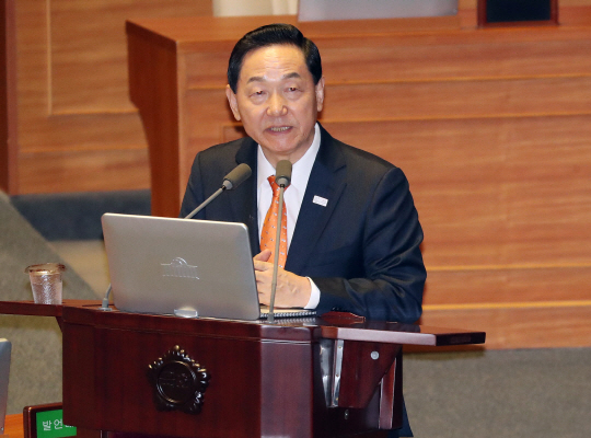 7일 오후 국회 본회의장에서 열린 본회의에서 김상곤 교육부 장관 겸 사회부총리가 의원들의 대정부 질문에 답변하고 있다./연합뉴스