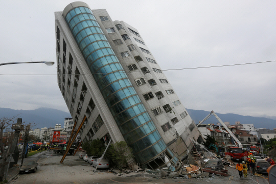 7일(현지시간) 대만 동부 화롄 지역에서 구조대가 전날 발생한 지진으로 무너진 건물에 갇힌 사람들을 수색하고 있다.      /화롄=로이터연합뉴스