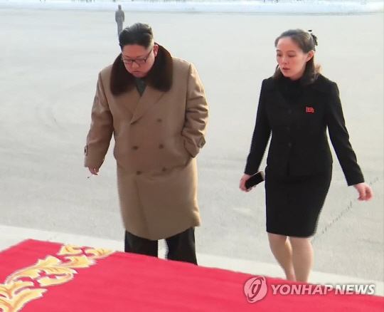 김정은 북한 노동당 위원장(왼쪽)과 여동생 김여정 노동당 부부장(오른쪽)/연합뉴스