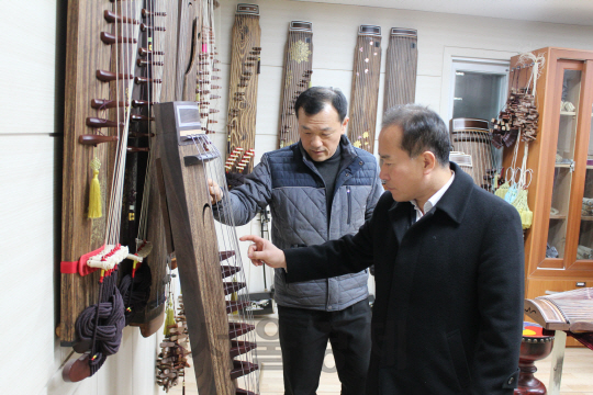 이기헌(사진 오른쪽) 충북지방조달청장이 국악기 생산업체를 방문해 전통악기를 살펴보고 있다. 사진제공=충북지방조달청