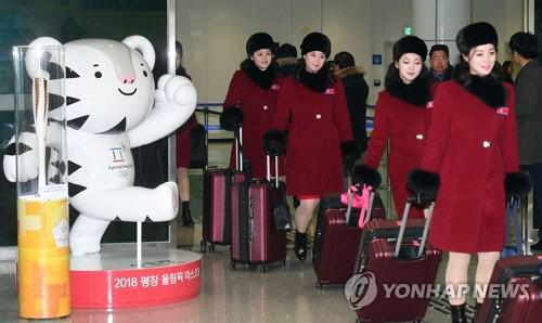 ‘북한 응원단’ 빛나는 미모! 붉은 코트 입고 “반갑습니다” 고위급 대표단과 선수, 예술단 등 파견