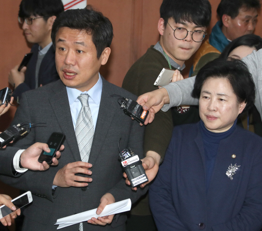 국민의당·바른정당 통합추진위원회 대변인인 유의동(왼쪽) 바른정당·신용현 국민의당 의원이 7일 국회 정론관에서 통합신당의 명칭으로 정한 ‘미래당’이라는 이름을 사용할 수 없다는 중앙선거관리위원회의 결정에 관해 기자회견을 한 뒤 취재진의 질문에 답변하고 있다./연합뉴스