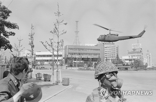 1980년 5·18 당시 광주 금남로 일대를 낮게 날고 있는 헬기 / 5·18 기념재단·연합뉴스