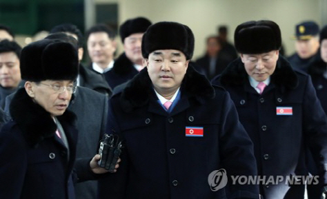 7일 오전 김일국 북한 체육상이 경기도 파주시 남북출입사무소로 입경하고 있다./연합뉴스