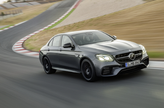 벤츠 E클래스의 고성능 모델 ‘메르세데스-AMG E63 4매틱+’는 고성능 고효율 파워트레인과 가변식 사륜구동 시스템이 장착돼 최고 571마력의 강력한 힘을 낸다. 또 반자율주행 보조 시스템으로 최고 수준의 안전성까지 확보했다. /사진제공=벤츠코리아