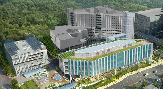 오는 2020년 완공 예정인 국립암센터 부속병원의 새 병동(앞)과 주차건물(왼쪽). /사진제공=국립암센터