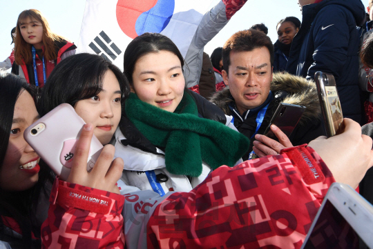 여자 쇼트트랙 대표팀 심석희가 7일 열린 입촌식에서 자원봉사자들과 기념사진을 찍고 있다.  　  /강릉=권욱기자