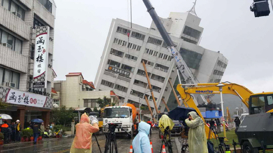 6일 밤 대만 동부 화롄현에서 발생한 규모 6.0으로 기울어진 빌딩에서 수색 구조작업이 진행되고 있다. /화롄=연합뉴스