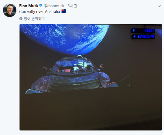 6일(현지시간) 발사된 스페이스X의 팰컨헤비 로켓에 실린 테슬라 전기차 로드스터 운전석에 마네킹 ‘스타맨’이 앉아 있는 모습./출처=일론 머스크 트위터 캡쳐