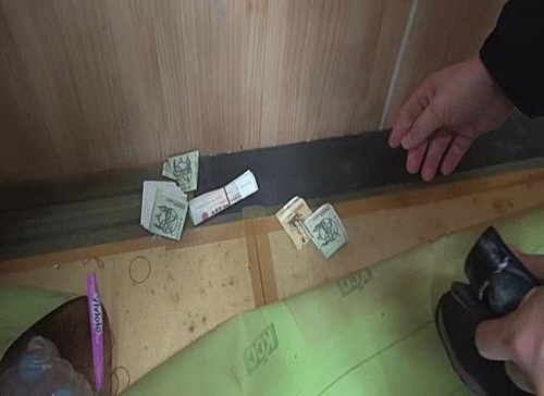 경찰 덮치자 맨발로 도주한 도박단…현장서 2억5,000만원 압수