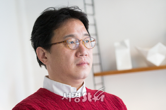 영화 ‘흥부’를 연출한 조근현 감독이 8일 오전 서울 종로구 한 카페에서 서경스타와의 인터뷰에 앞서 포토타임을 갖고 있다.