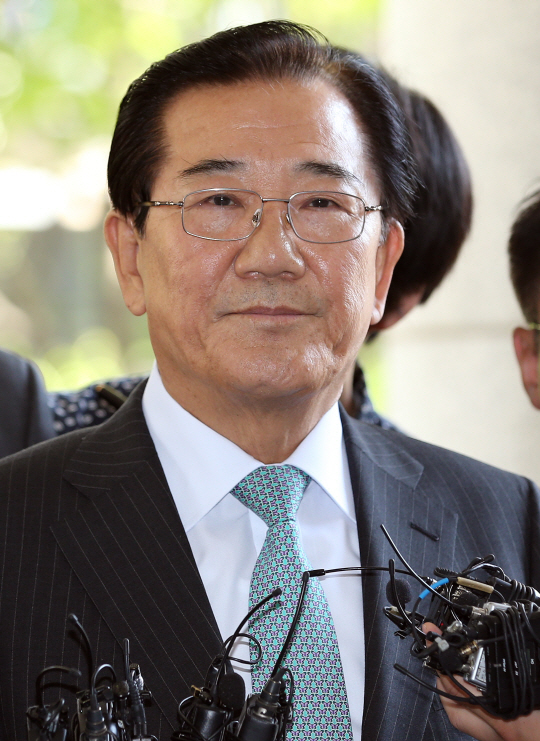 박준영 민주평화당 의원이  4·13 총선 과정에서 억대의 공천헌금을 받은 혐의로 2016년 5월 구속 영장실질심사를 받기위해 서울남부지법으로 출석하는 모습이다./연합뉴스